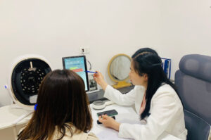 tư vấn điều trị mụn với bác sĩ